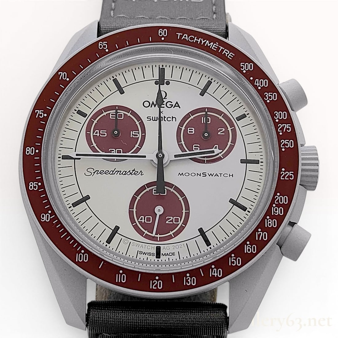 Swatch x Omega Bioceramic MoonSwatch Mission to Pluto Wristwatch Reference SO33M101 w/Box: Swatch x Omega bioceramic MoonSwatch, model Mission to Pluto, reference SO33M101. The timepiece features a gray bioceramic case and a burgundy-colored bezel with a white tachymeter scale. The off-whit