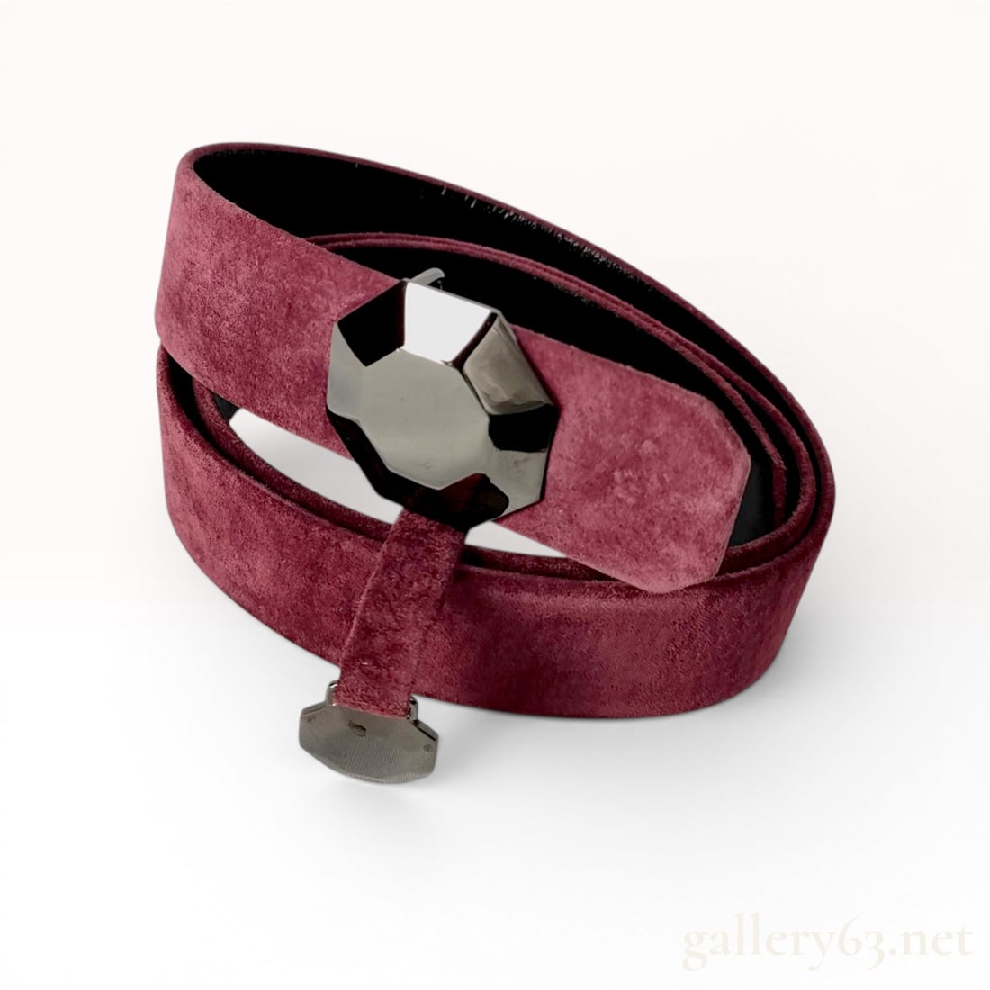 Christian Dior Plum Suede and Black Leather Geometric Hardware Belt Size 75: This Christian Dior belt is constructed with a plum-colored suede exterior and a black leather interior lining. The belt features gunmetal-toned hardware in a faceted geometric design, including an oc