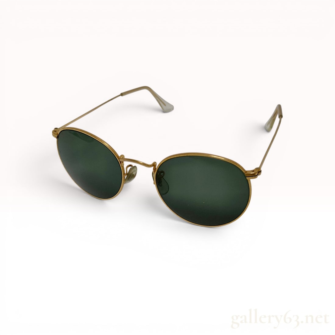 Bausch and Lomb Ray-Ban W0965 Round Metal Sunglasses: Vintage Bausch and Lomb Ray-Ban Round Metal sunglasses, model W0965, manufactured in the USA. The eyewear features gold-toned metal frames with a textured bridge and dark green G-15 glass lenses. Iden