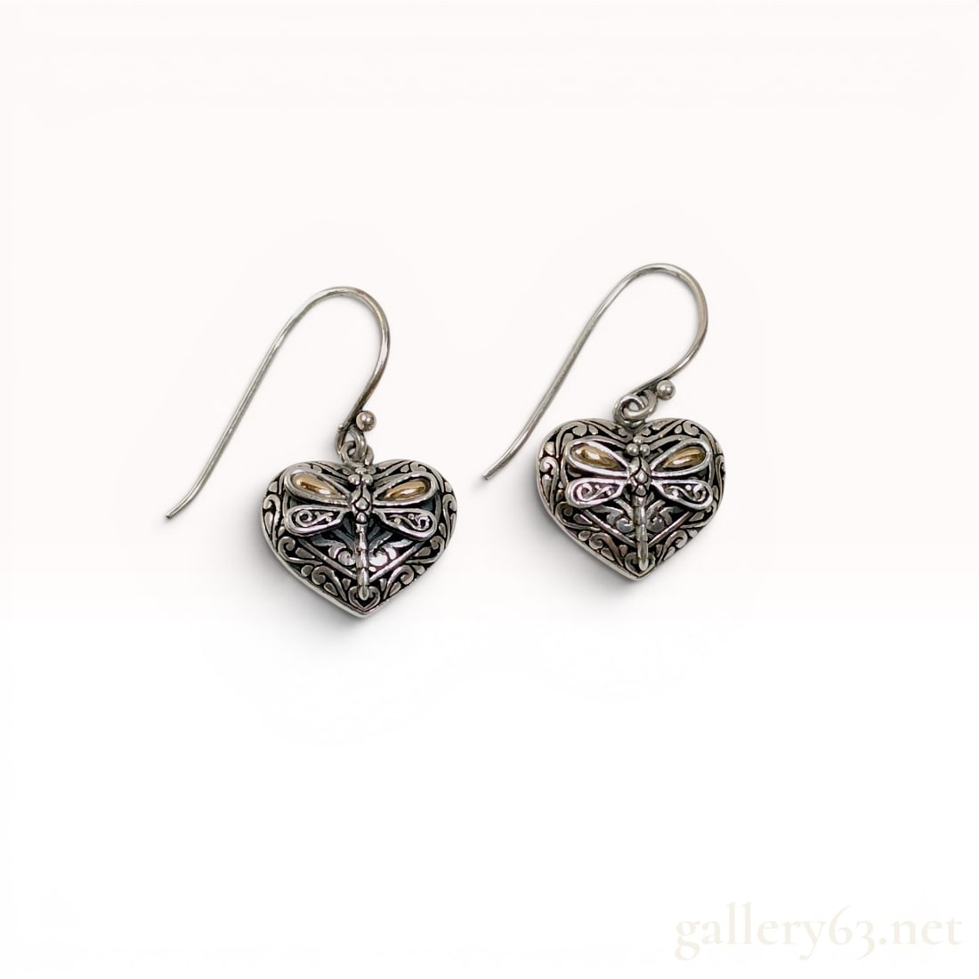 18K Gold Dragonfly & Sterling Silver Heart Dangle Earrings: A matched pair of heart-shaped dangle earrings featuring a three-dimensional dragonfly motif set against an intricate scrollwork filigree background. The earrings are crafted in .925 sterling silver w