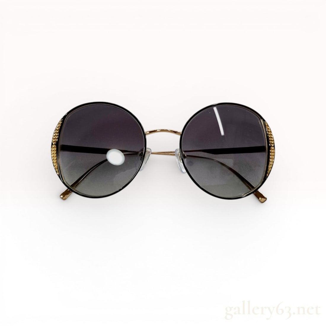 Bvlgari Serpenti Model 8199-B Oversized Round Sunglasses with Original Packaging w/Box: These Bvlgari sunglasses, model 8199-B, feature oversized round frames constructed from gold-toned metal and black composite material. The grey gradient lenses are encircled by thin black rims. A gold