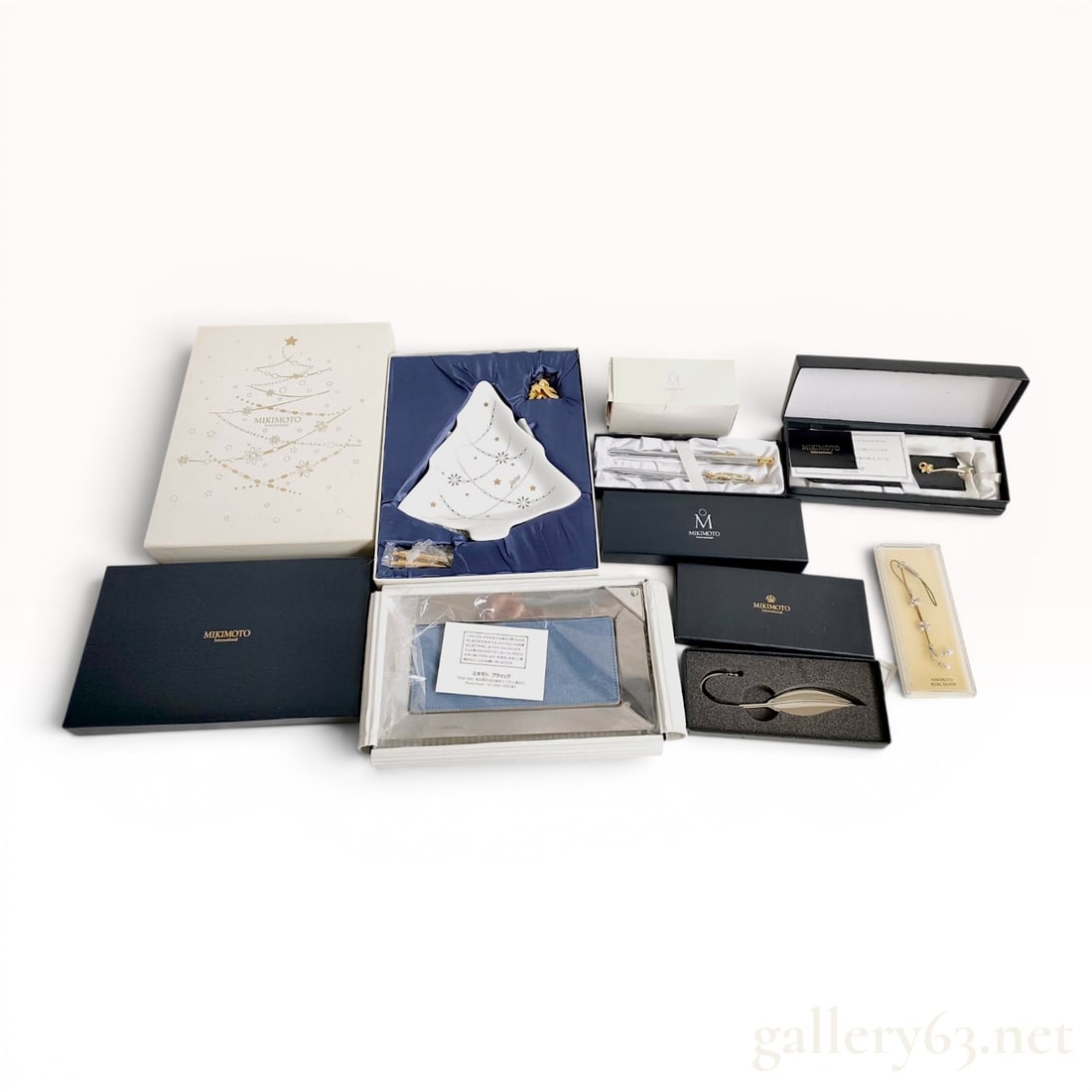 A Collection of Mikimoto International and Mikimoto Pearl Island Giftware and Stationery w/Box: An assortment of Mikimoto and Mikimoto International luxury giftware and stationery items, featuring a commemorative porcelain holiday dish dated 2004. The collection includes a silver-tone ballpoint 