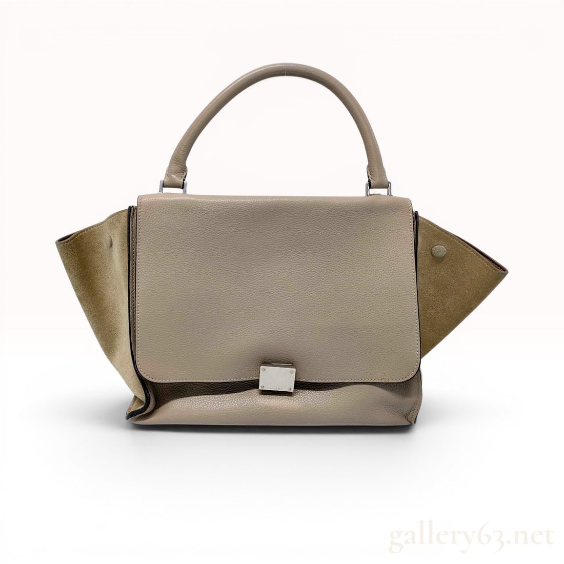 Celine Medium Trapeze Bag in Taupe Leather and Suede: Celine Medium Trapeze bag in taupe drummed calfskin leather with tonal suede side wings and silver-tone hardware. The design features a single rolled leather handle, a detachable shoulder strap, a rea