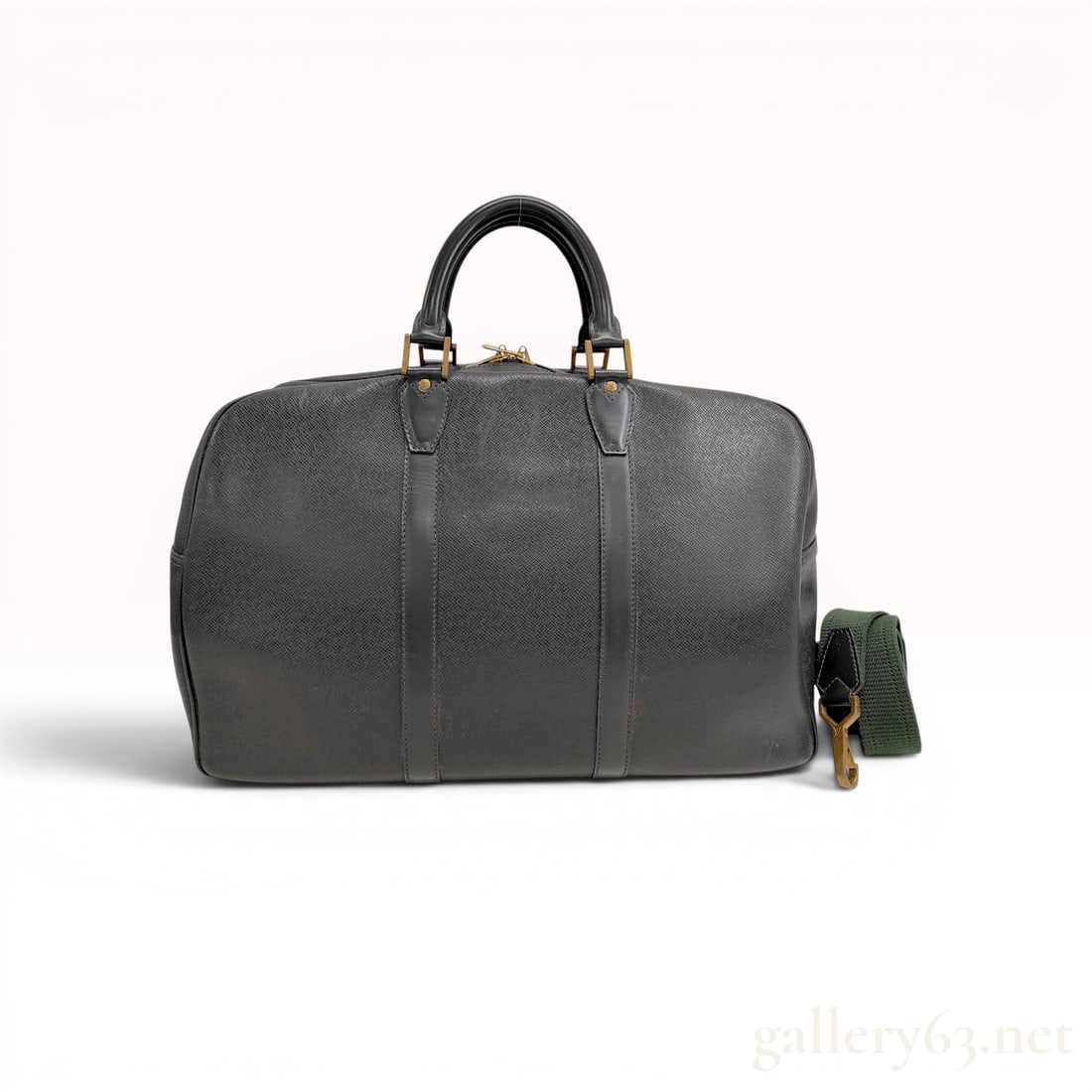 Louis Vuitton Taiga Leather Kendall 47 Travel Bag: Louis Vuitton Kendall 47 travel bag crafted from Epicea green Taiga leather. The duffle-style design features double rolled handles, a two-way zipper closure, and a tonal green microfiber-lined interi