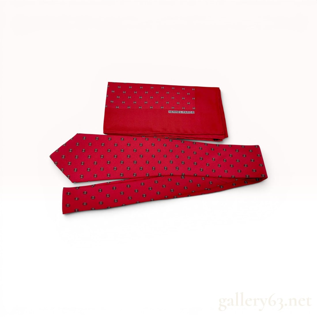 Hermes Silk Tie and Pocket Square Set in Red Pattern 7029 TA: Herm?¨s Paris silk necktie and matching pocket square set. Both pieces feature a repeating black and white H chain-link motif on a red silk twill ground. The tie contains a woven label and an interio