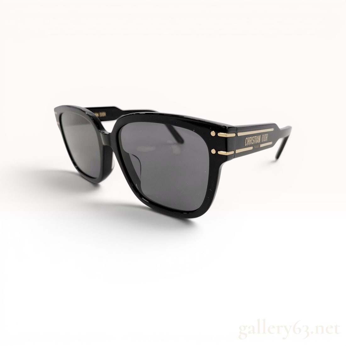 Christian Dior DiorSignature S7F Black Square Sunglasses w/Box: Christian Dior DiorSignature S7F oversized square sunglasses. Features black acetate frames with grey-tinted lenses and wide temples decorated with gold-tone Christian Dior Paris logo bars. Interior t