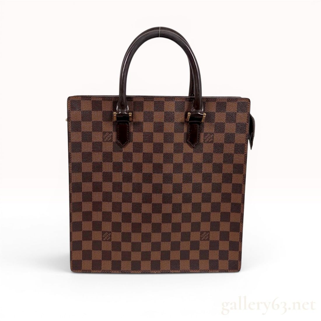 Louis Vuitton Damier Ebene Venice Sac Plat Handbag: A Louis Vuitton Venice Sac Plat handbag crafted from signature Damier Ebene coated canvas with smooth dark brown leather handles and trim. This model is defined by its structured rectangular silhouett