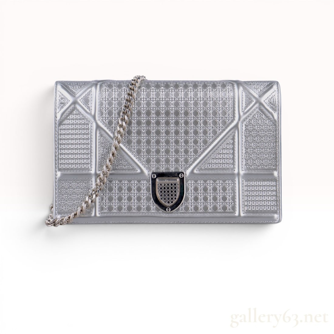 Christian Dior Diorama Metallic Silver Micro-Cannage Wallet on Chain: Christian Dior Diorama Wallet on Chain (WOC) in metallic silver calfskin leather featuring an embossed micro-cannage architectural motif. The bag is designed with a front flap secured by a silver-tone