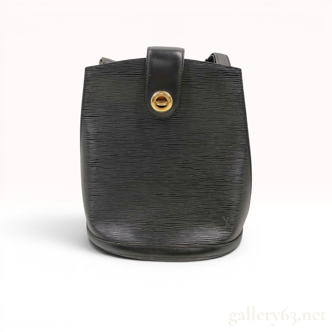 Louis Vuitton Black Epi Leather Cluny Shoulder Bag: Louis Vuitton Cluny shoulder bag in black Epi leather, circa late 20th century. Features a structured body with an oval base, a turn-lock front closure, and an adjustable shoulder strap with gold-tone