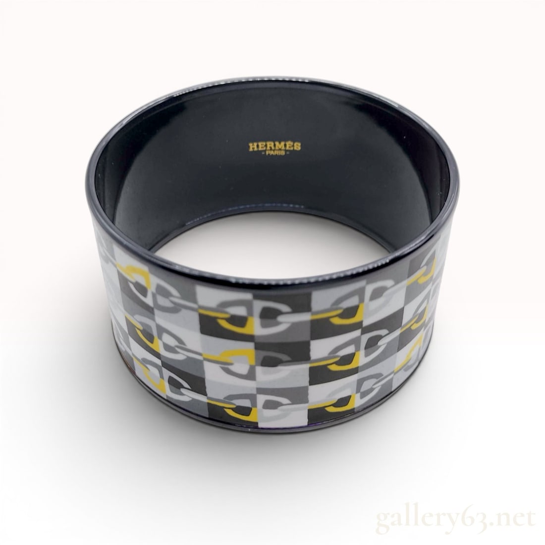 Hermes Optique Chaine d'Ancre Wide Enamel Bangle Bracelet with box: Hermès wide enamel bangle bracelet in the Optique Chaine d'Ancre pattern, early 21st century. The design features a stylized anchor chain link motif in grey and white with yellow accents over a