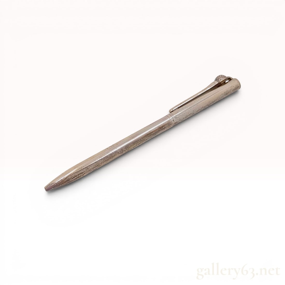 Tiffany and Co. Sterling Silver Golf Ball and Tee Ballpoint Pen w/Box: Tiffany and Co. sterling silver ballpoint pen featuring a golf ball and tee motif. The barrel and cap display a dimpled texture while the clip is modeled as a golf tee topped with a golf ball. The cen