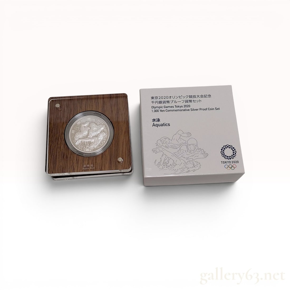 JP 2020 Tokyo Olympics Aquatics 1,000 Yen Silver Proof Coin, 2018 w/Box: Japan Mint 1,000 Yen silver proof commemorative coin issued for the Tokyo 2020 Olympic Games, Aquatics series, dated Heisei 30 (2018). The obverse depicts three swimmers in relief, and the reverse dis