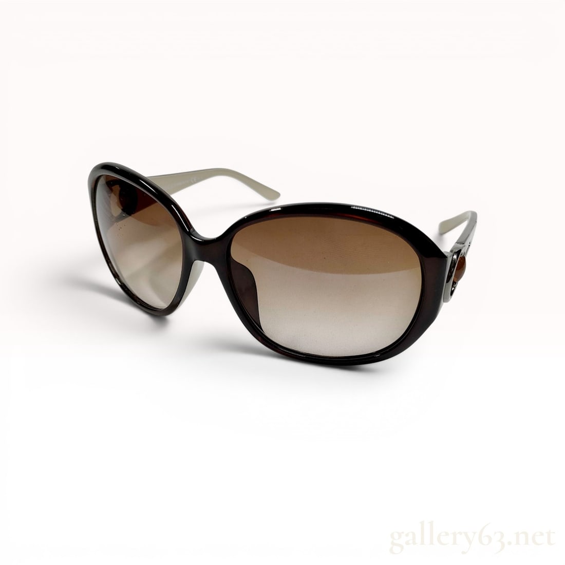 Gucci GG 3113/F/S Women's Oversized Two-Tone Sunglasses: A pair of Gucci women's sunglasses, model GG 3113/F/S. These eyewear pieces feature an oversized oval frame design constructed from Optyl plastic in a two-tone palette, consisting of a dark brown exte
