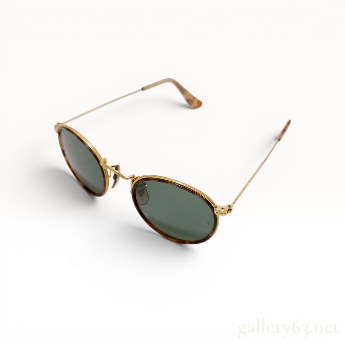 Bausch and Lomb Ray-Ban W2675 Classic Metals Small Round Windsor Rim Sunglasses: A pair of vintage Bausch and Lomb Ray-Ban round sunglasses from the Classic Metals series, model W2675. The gold-toned metal frames feature Windsor rims, which consist of tortoiseshell-patterned aceta