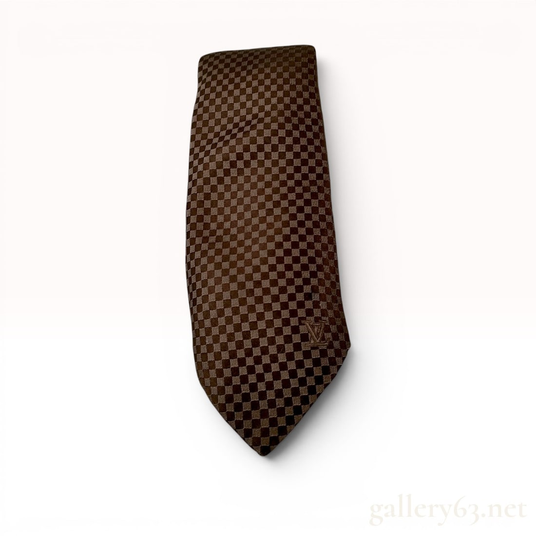 Louis Vuitton Brown Damier Ebene Silk Necktie: This necktie by Louis Vuitton is crafted from 100% silk and features the brand signature Damier Ebene checkerboard pattern in shades of brown. The interior is finished with a woven fabric label readin