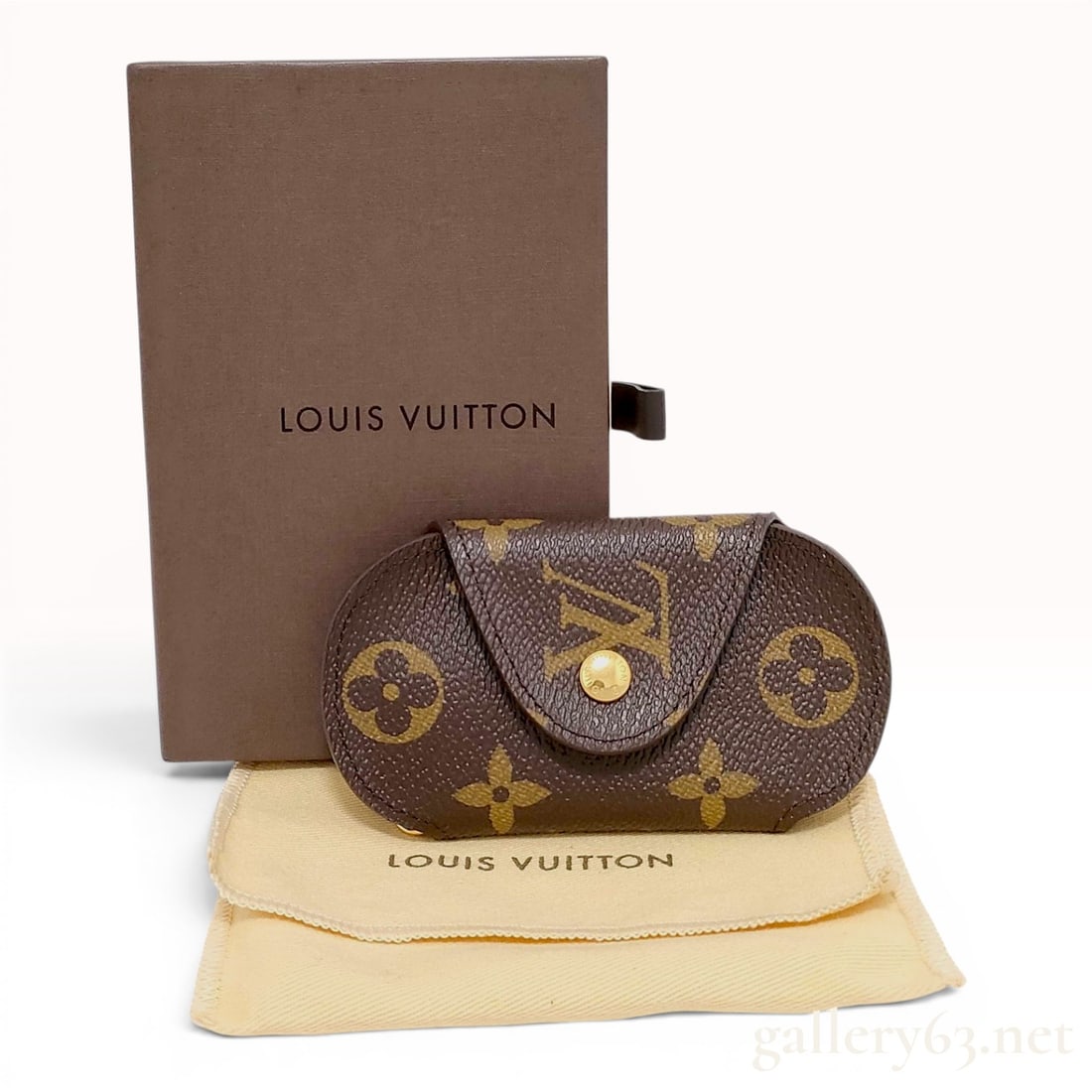 Louis Vuitton Monogram Round Key Holder with Box: Louis Vuitton Monogram Round Key Holder. This accessory is crafted from the signature Monogram coated canvas with a textured cross-grain leather interior. The item features a distinctive rounded tri-f