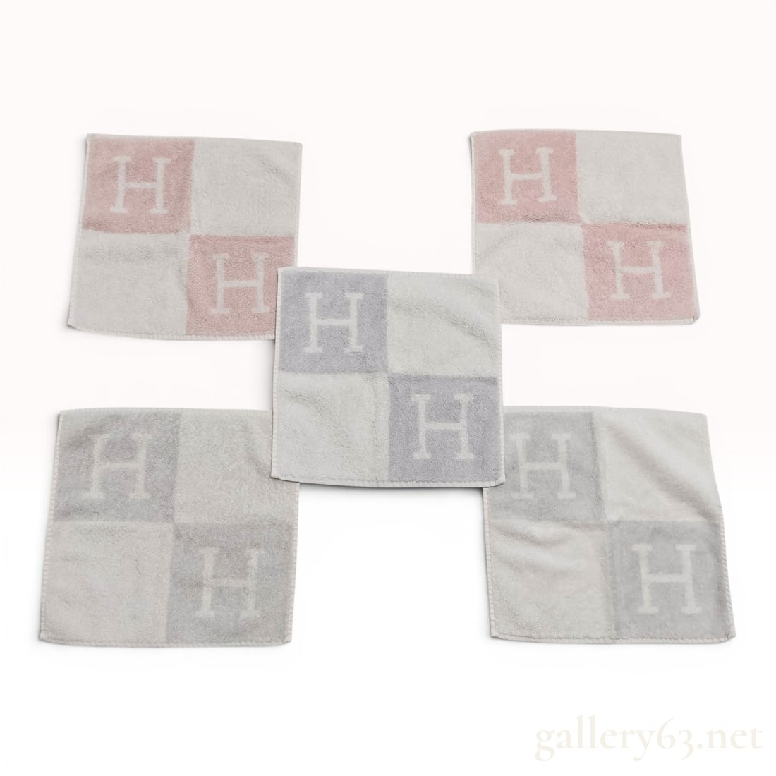 Set of Five Hermes Adada Avalon Washcloths: This lot consists of a set of five Hermes washcloths in the Adada Avalon pattern. The collection includes three towels in a gray and off-white colorway and two in a pink and off-white colorway. Each s