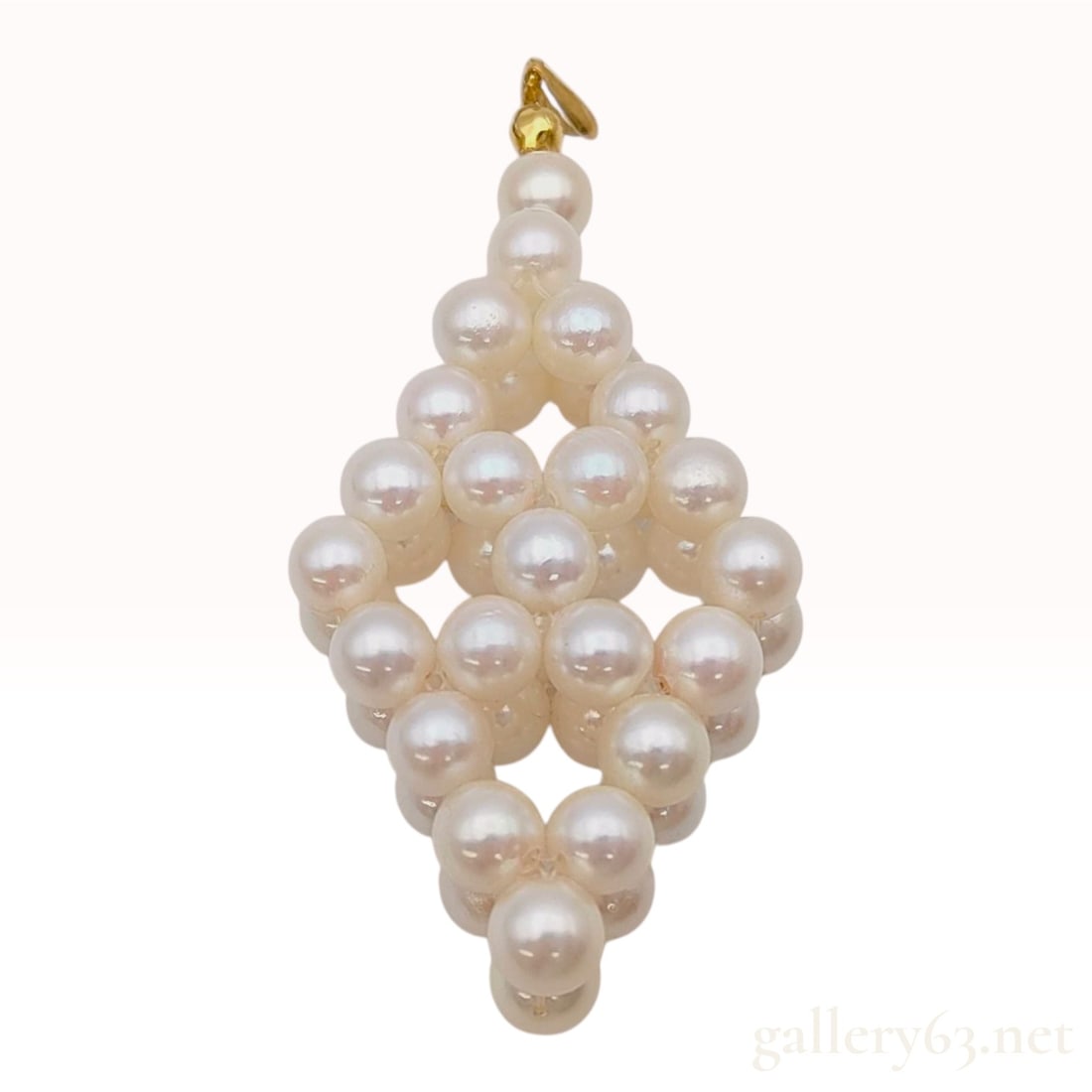 18K Yellow Gold and Cultured Pearl Openwork Rhombus Pendant: A sculptural three-dimensional pendant featuring an openwork, double-layered rhombus design. The piece is constructed from spherical white cultured pearls. The pearls exhibit a cream-white body color 