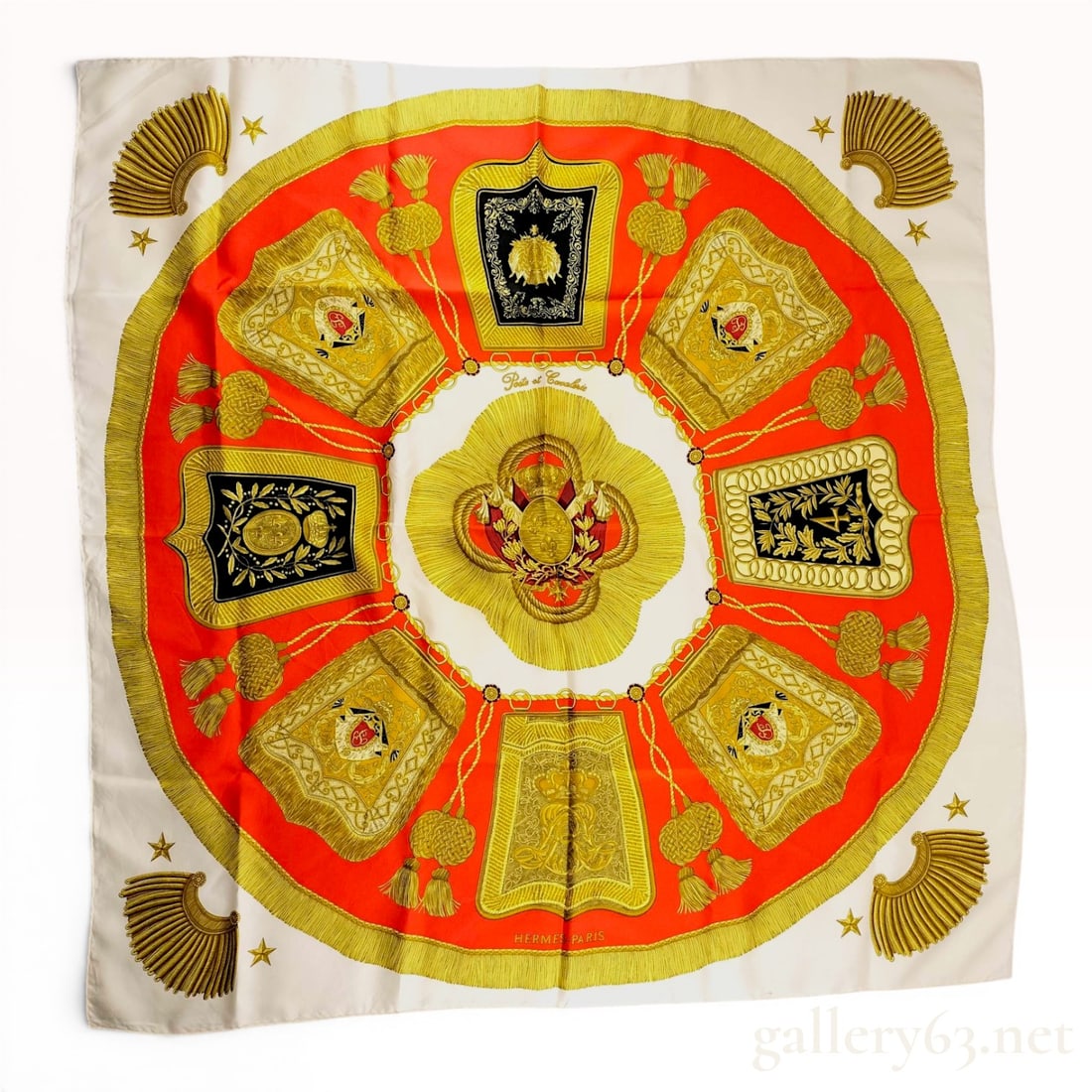 Hermes Poste et Cavalerie Silk Scarf: This Hermes silk scarf features the "Poste et Cavalerie" pattern, designed by Francoise de la Perriere. The equestrian-themed design is centered on a white ground with a central circular com