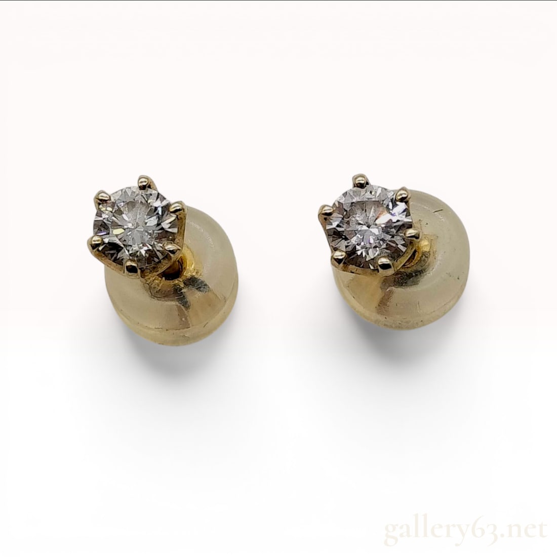 A Pair of 10K Yellow Gold and Round Brilliant Cut Diamond Stud Earrings (1 of 7)