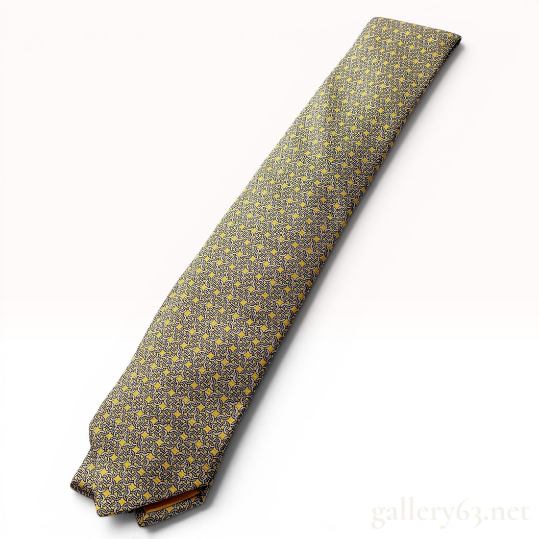 Hermes Mousquetons Silk Twill Necktie in Jaune Gris Perle with Original Box: This authentic Hermes silk twill necktie features the Mousquetons pattern, which consists of a dense, interlocking geometric design of rings in shades of grey and black set against a vibrant yellow gr