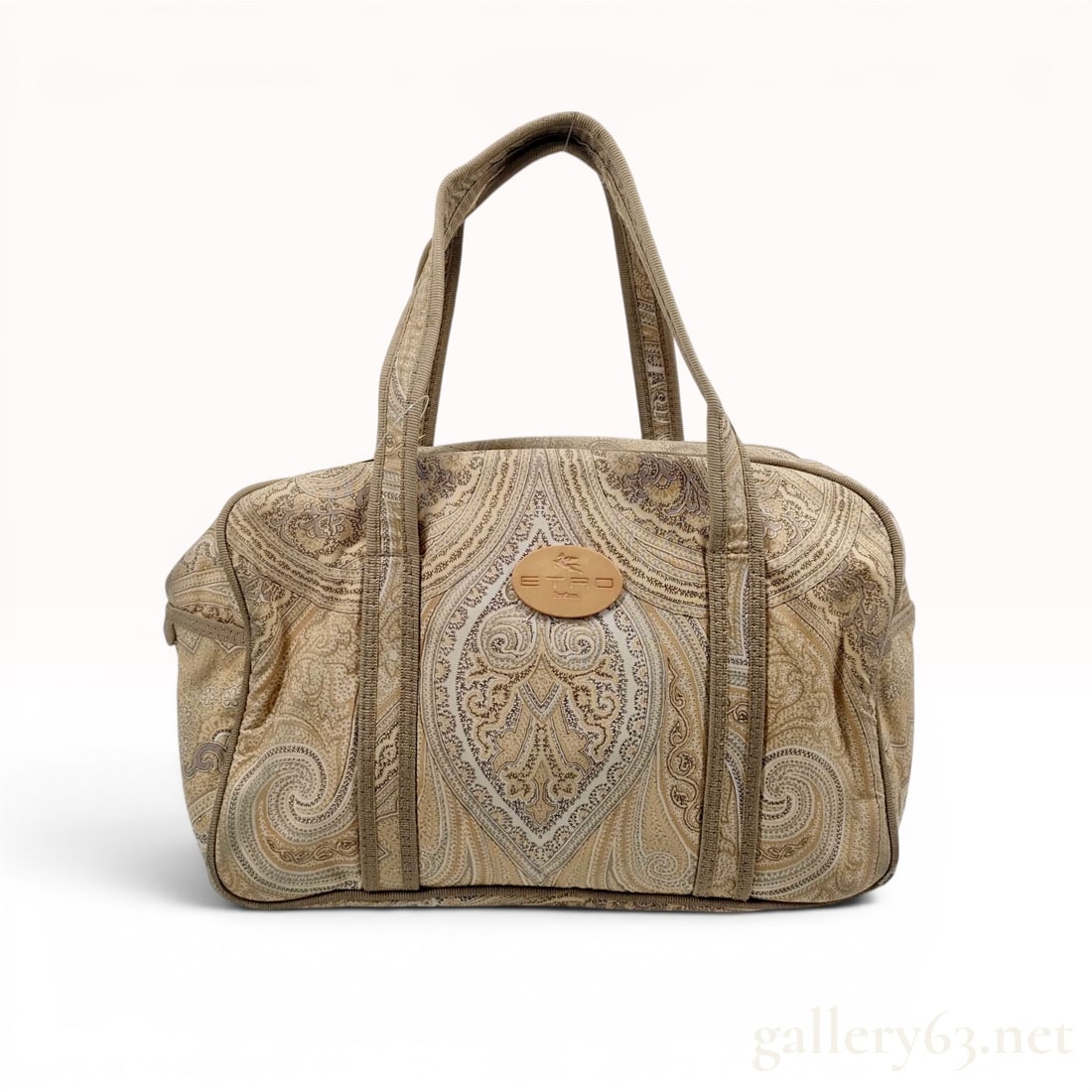Etro Profumi Paisley Pattern Travel Bag: This travel or large cosmetic bag is produced by Etro Profumi, the fragrance and cosmetics division of the Italian fashion house Etro. The exterior is crafted from a printed textile featuring the bran