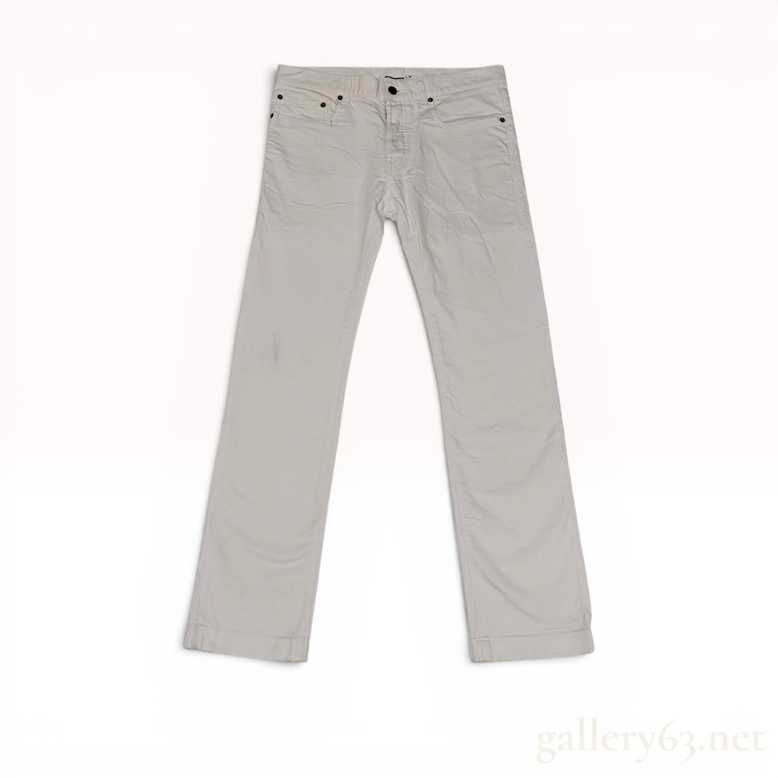 Saint Laurent Paris Mens D03 M/ST-LW Slim Fit Jeans Size 32: Saint Laurent Paris mens five-pocket jeans in a slim-fit silhouette, model D03 M/ST-LW. The trousers are crafted from an off-white stretch denim fabric composed of 98% cotton and 2% polyurethane, manu