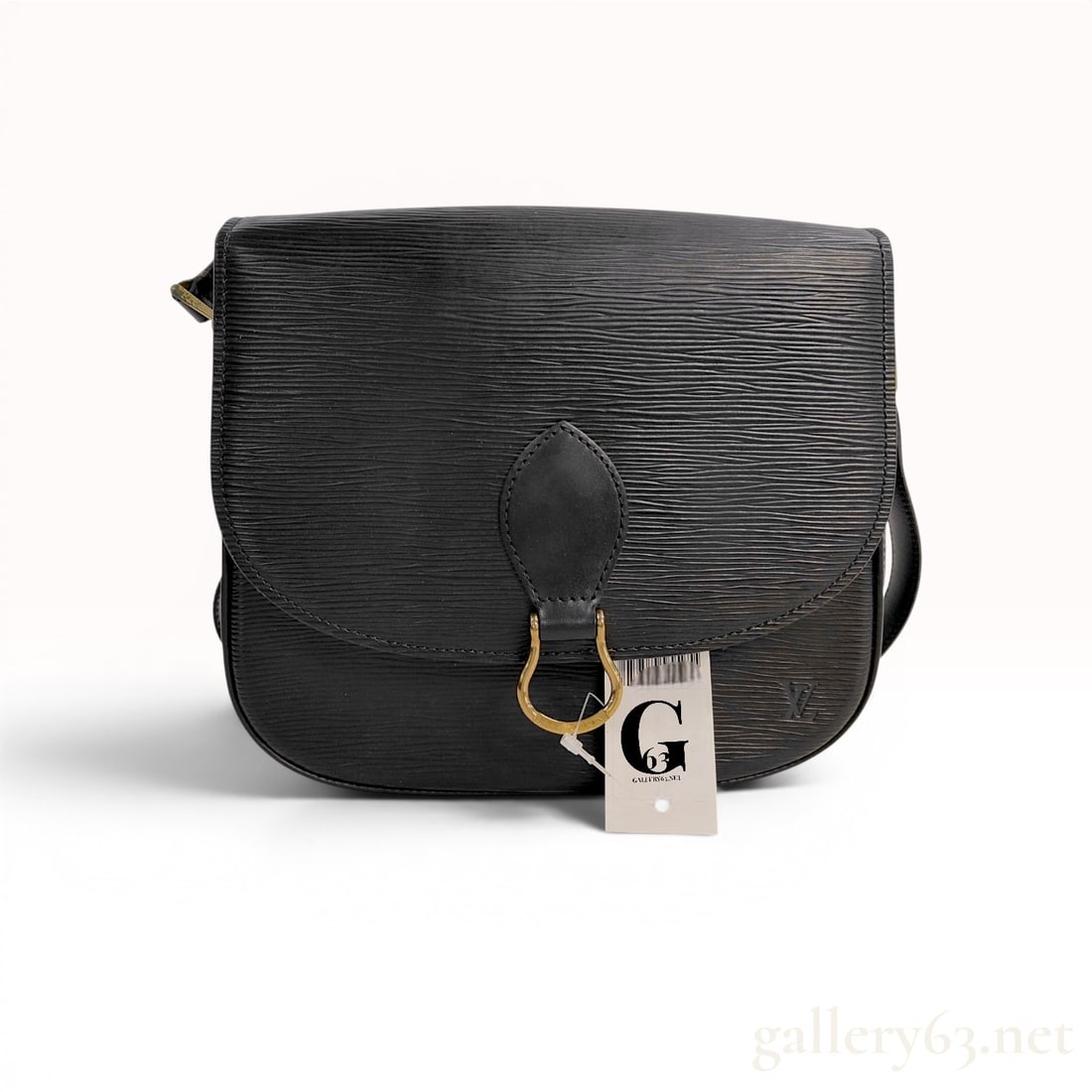 Louis Vuitton Saint Cloud GM Shoulder Bag in Black Epi Leather: This vintage Louis Vuitton Saint Cloud GM shoulder bag is constructed from signature textured black Epi leather. The bag features a rounded, messenger-style silhouette with a front flap that secures