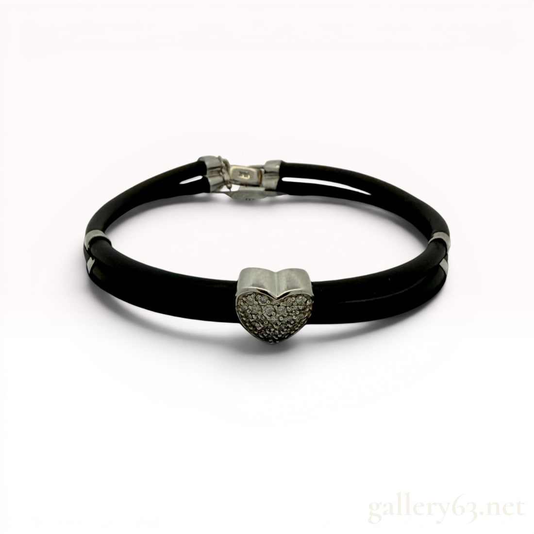 Effy 14K White Gold Diamond Bracelet: In good condition, weighing 6.9 grams with 0.28cttw of diamonds and measuring 7" long. 6.9 grams
