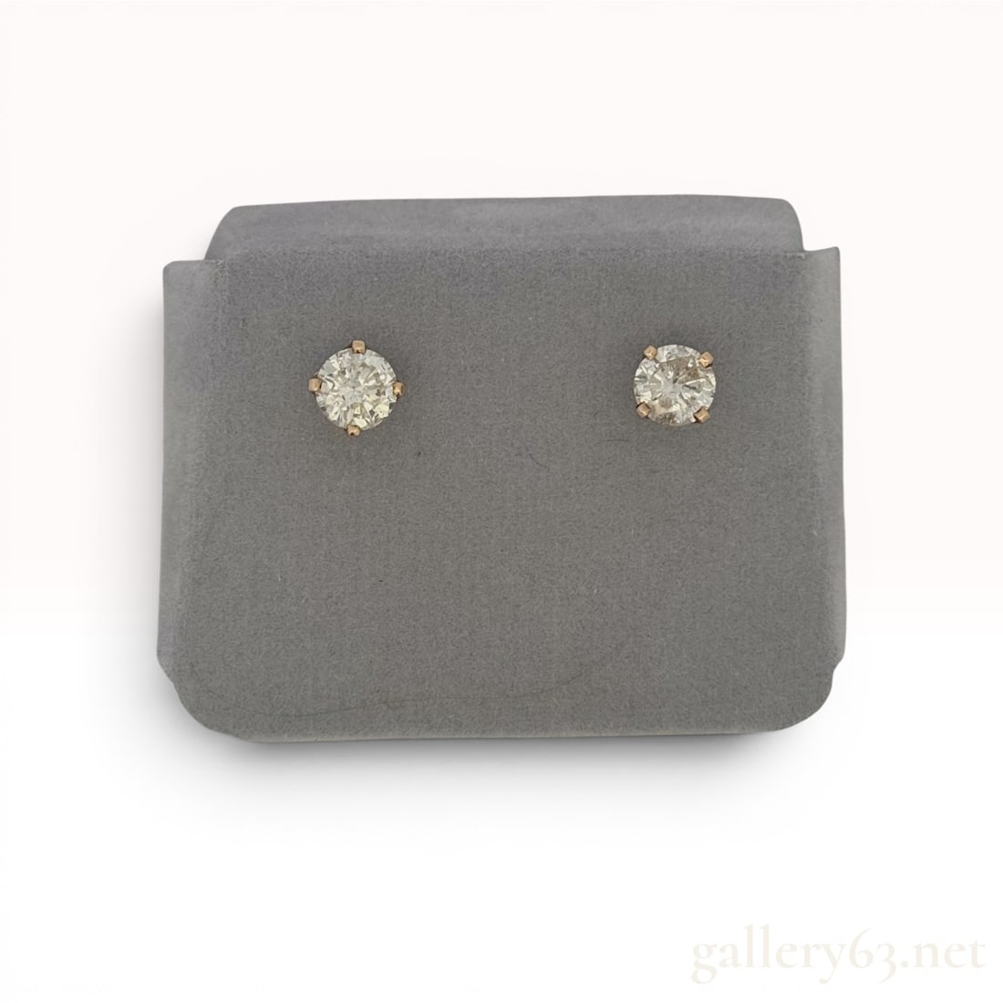 14K 2cttw Diamond Studs: In good condition and includes screw backs. 1.6 grams