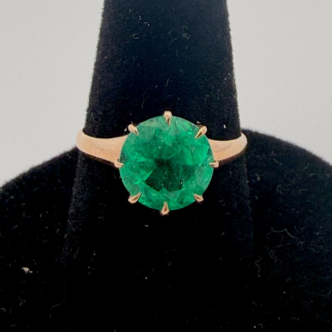14K Gold 2 Carat Natural Emerald Ring: Features a 2 carat natural emerald. Size 6.75. 2 grams