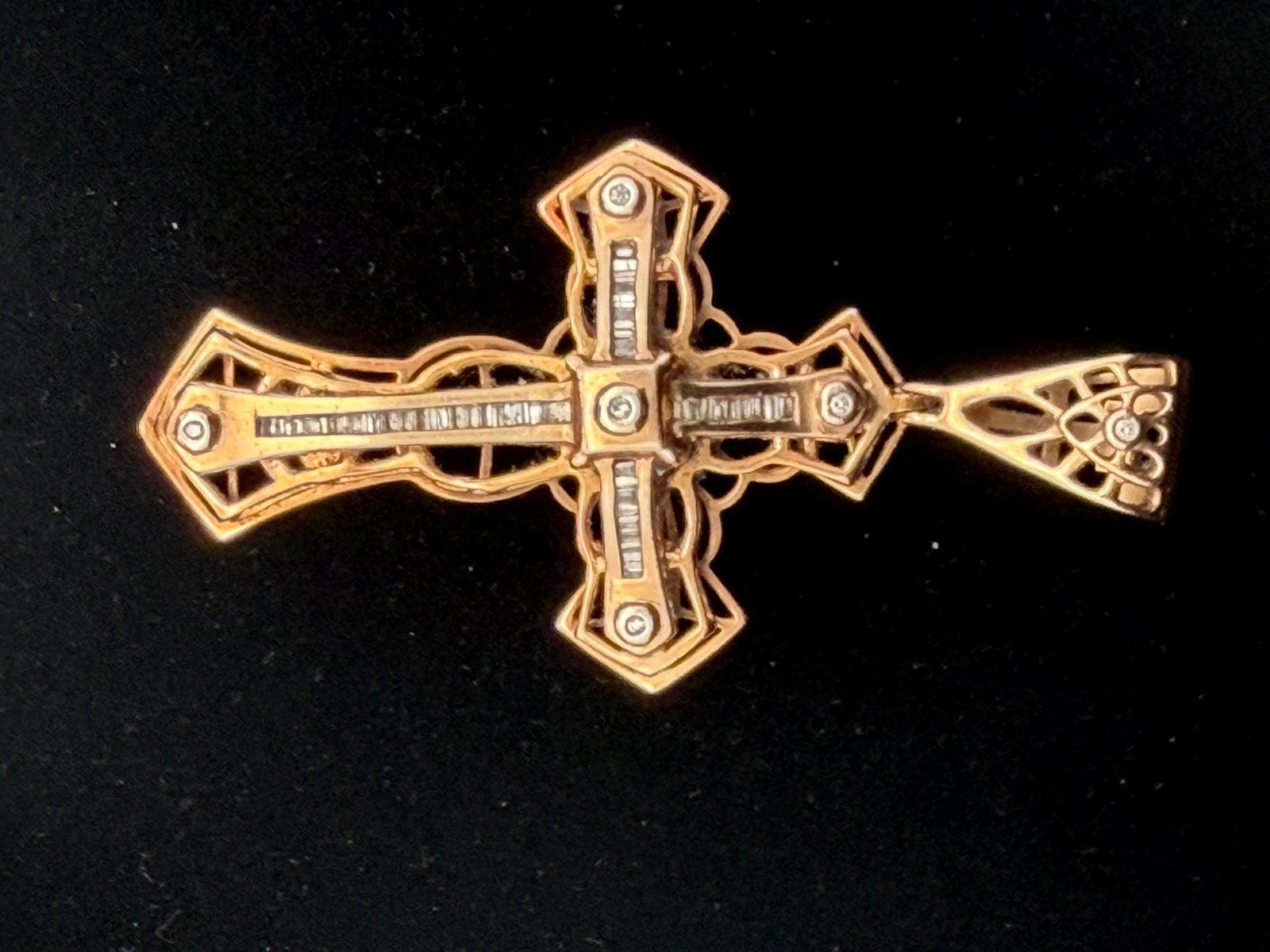 10K Yellow Gold Diamond Cross: 15.3 grams 1cttw diamond natural diamonds. 15.3 grams