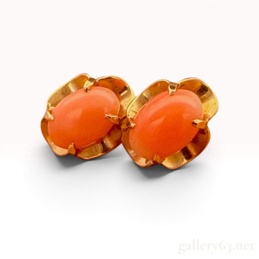 18K Yellow Gold Antique Coral Earrings: Weigh 0.9 grams. 0.9 grams