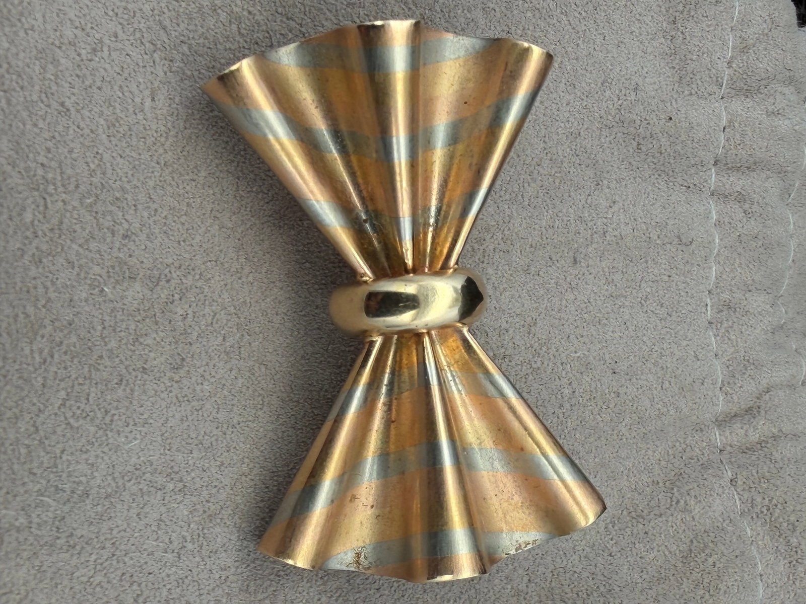 18K Tri-Tone Scarf Clip: 8.3 grams. 8.3 grams