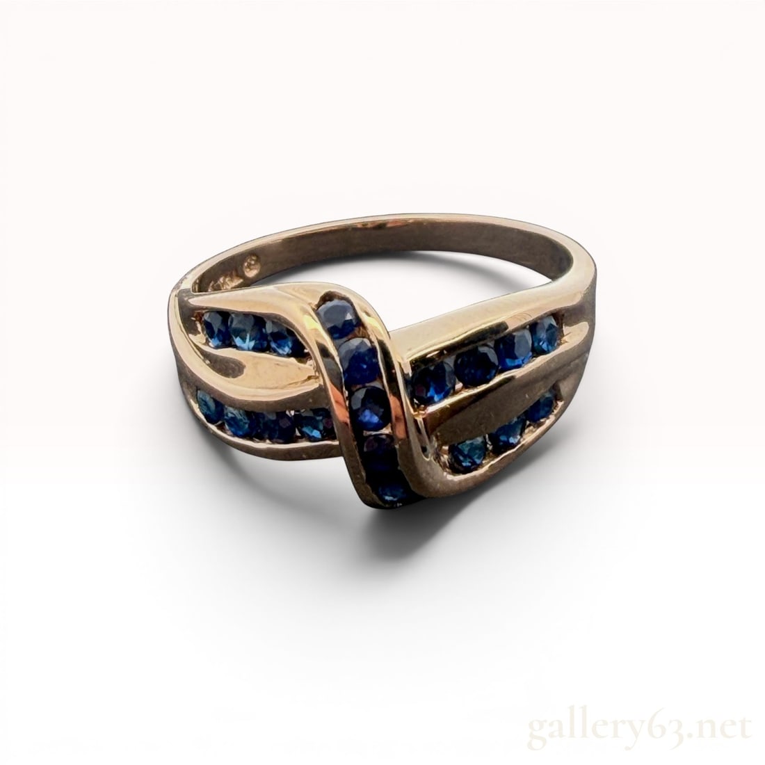 14K Yellow Gold Sapphire Ring: Features 1cttw of sapphires. Size 10.5. 4.9 grams