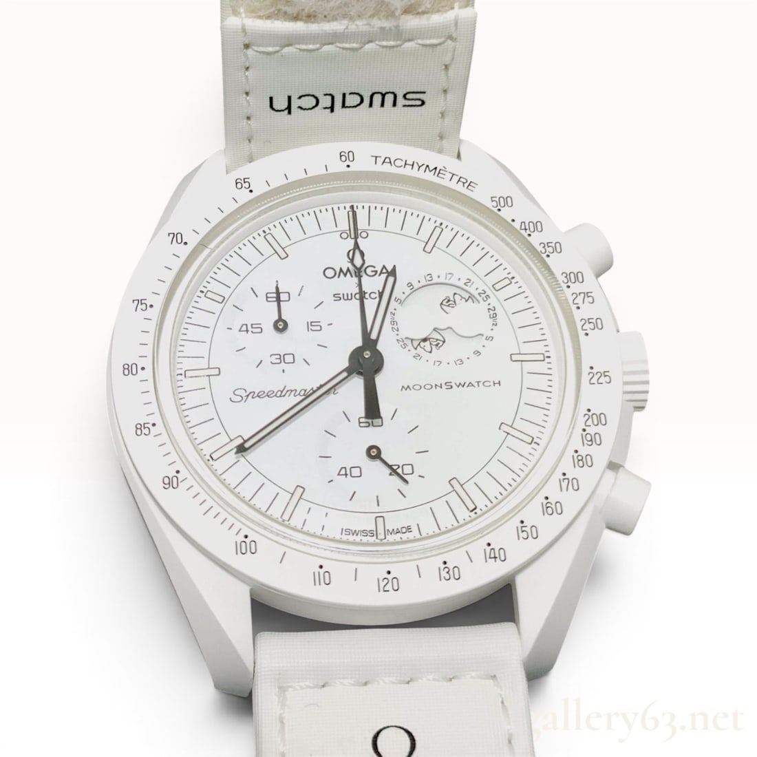 Omega x Swatch MoonSwatch Mission to the Moonphase Full Moon Snoopy Bioceramic Wristwatch: An Omega x Swatch MoonSwatch Mission to the Moonphase, specifically the Full Moon edition, reference SO33W700. The timepiece is constructed with a white Bioceramic case and a matching white Velcro str