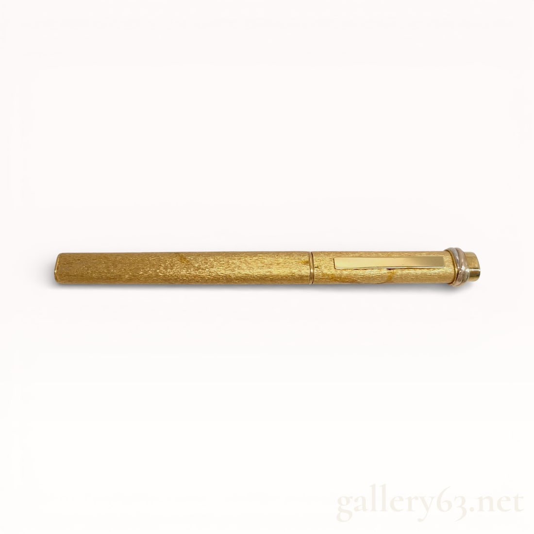 Must de Cartier Vendome Trinity Gold Plated Bark Finish Ballpoint Pen: Must de Cartier Vendome ballpoint pen, late 20th century. The writing instrument features a textured bark-finish yellow gold-plated body and cap accented by a signature tri-color Trinity interlocking 