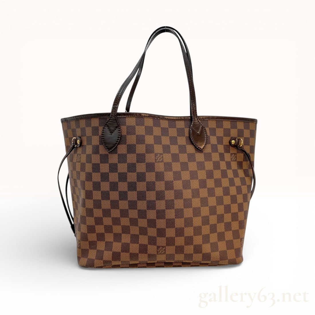 Louis Vuitton Neverfull MM Damier Ebene Tote Bag Brown: This Louis Vuitton Neverfull MM tote is crafted from signature Damier Ebene coated canvas with dark brown cowhide leather trim and gold-tone brass hardware. The bag features the classic brown checkerb