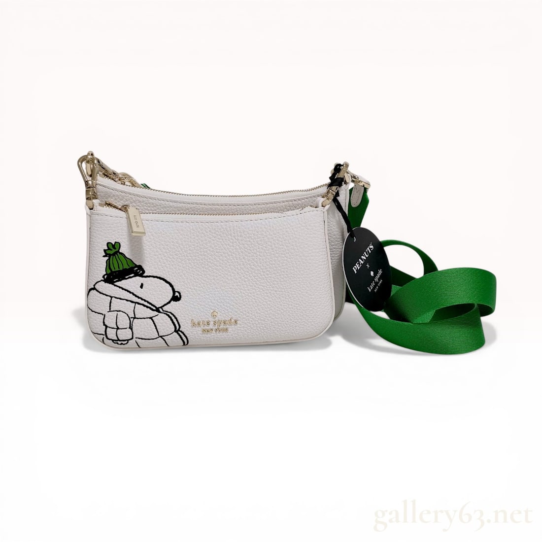 Kate Spade New York x Peanuts Snoopy Small Double Zip Crossbody Bag: Kate Spade New York limited edition Peanuts collaboration small crossbody bag. White pebbled leather construction featuring an appliqued Snoopy graphic in a winter puffer coat and green beanie hat, du