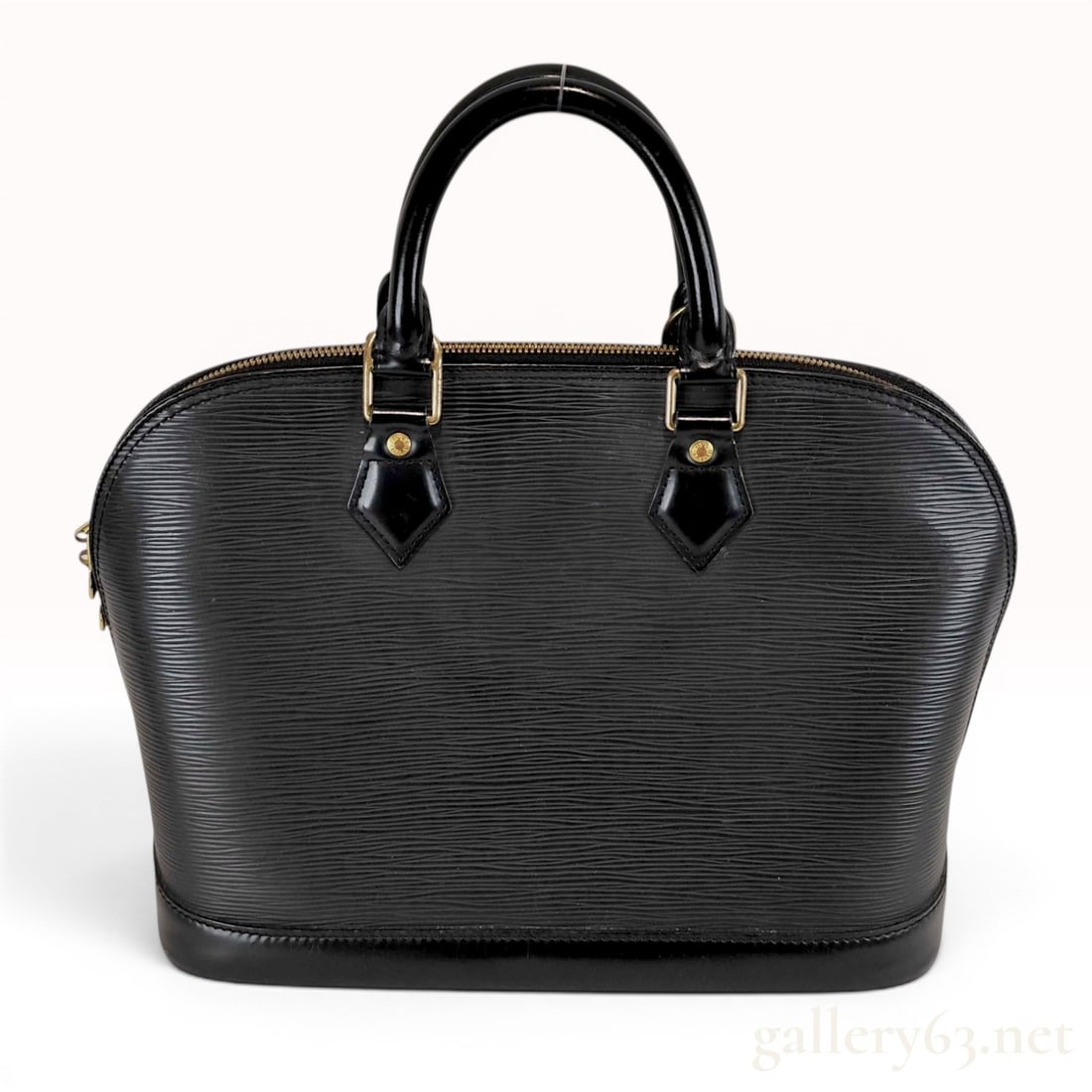 Louis Vuitton Black Epi Leather Alma PM Handbag: A Louis Vuitton Alma PM handbag constructed from black Epi leather. This signature dome-shaped bag features the characteristic textured horizontal grain of Epi leather with smooth leather trim at the 