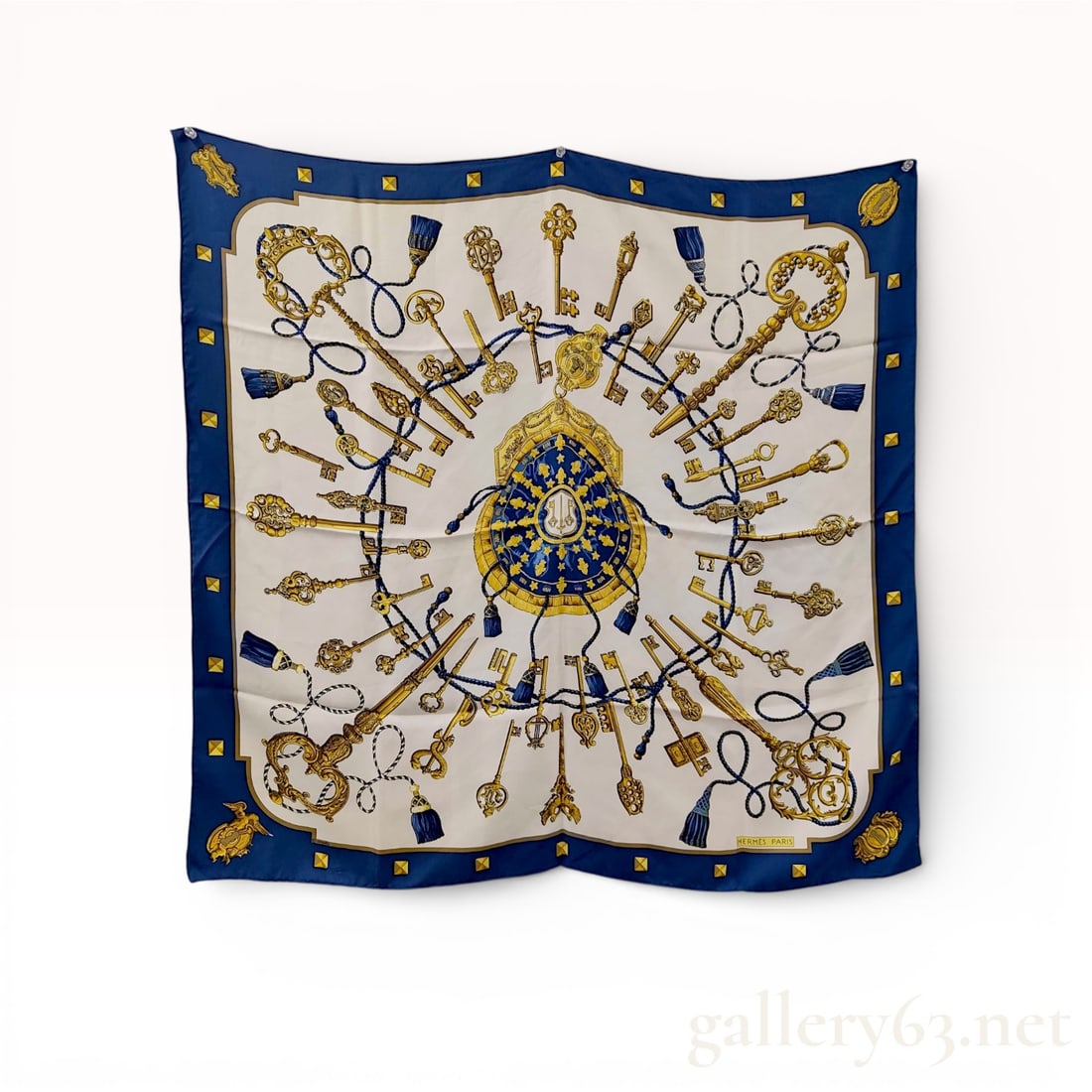 Hermes Silk Carre 90 Scarf in Les Clefs Pattern: An Hermes silk scarf in the iconic Les Clefs (The Keys) pattern, originally designed by artist Caty Latham in 1965. This Carre 90 is crafted from 100% silk twill, featuring the signature diagonal weav