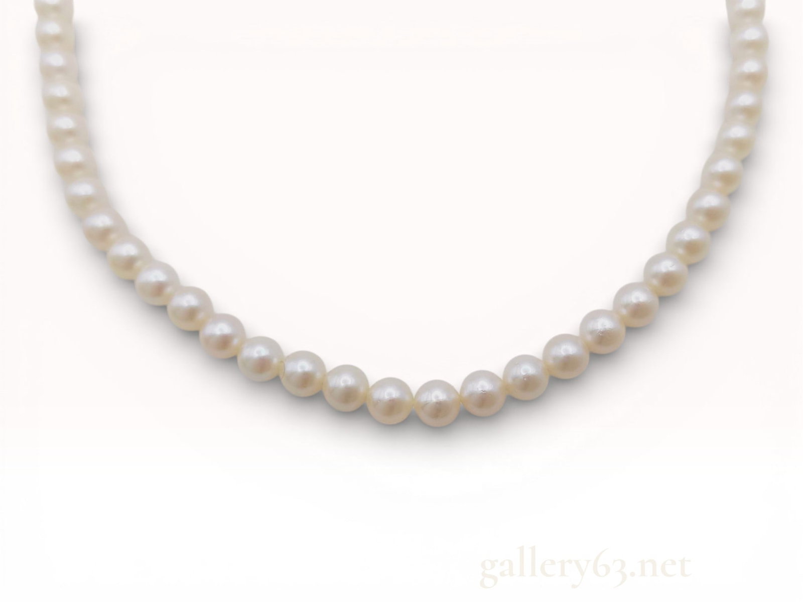 Silver Cultured Pearl Single-Strand Necklace: A classic single-strand necklace featuring a uniform row of cultured pearls. The pearls measure approximately 5.5mm to 6.0mm in diameter and display a creamy white body color with a soft iridescent lu