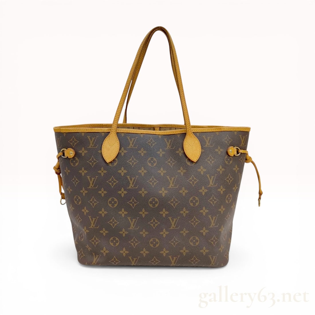Louis Vuitton Monogram Neverfull MM Tote Bag: Louis Vuitton Neverfull MM tote bag in signature monogram coated canvas with natural cowhide leather trim. The exterior features gold-tone brass hardware and adjustable side laces, while the interior