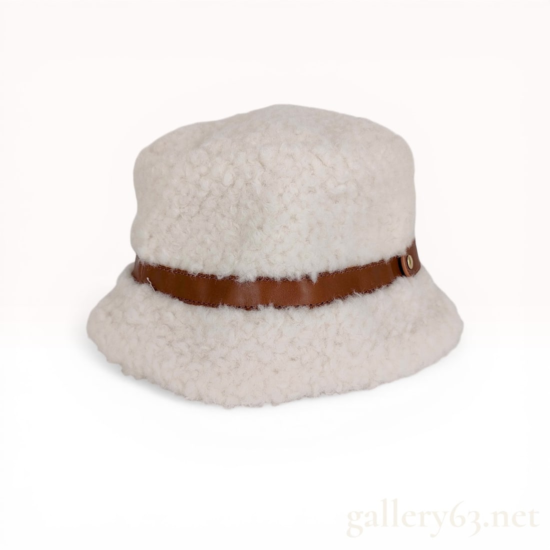 Chloe Faux-Shearling Bucket Hat: Chloe faux-shearling bucket hat, manufactured in May 2024. The design features a cream polyester shell with a sherpa texture, accented by a brown cow leather band and gold-tone rivets. The interior is