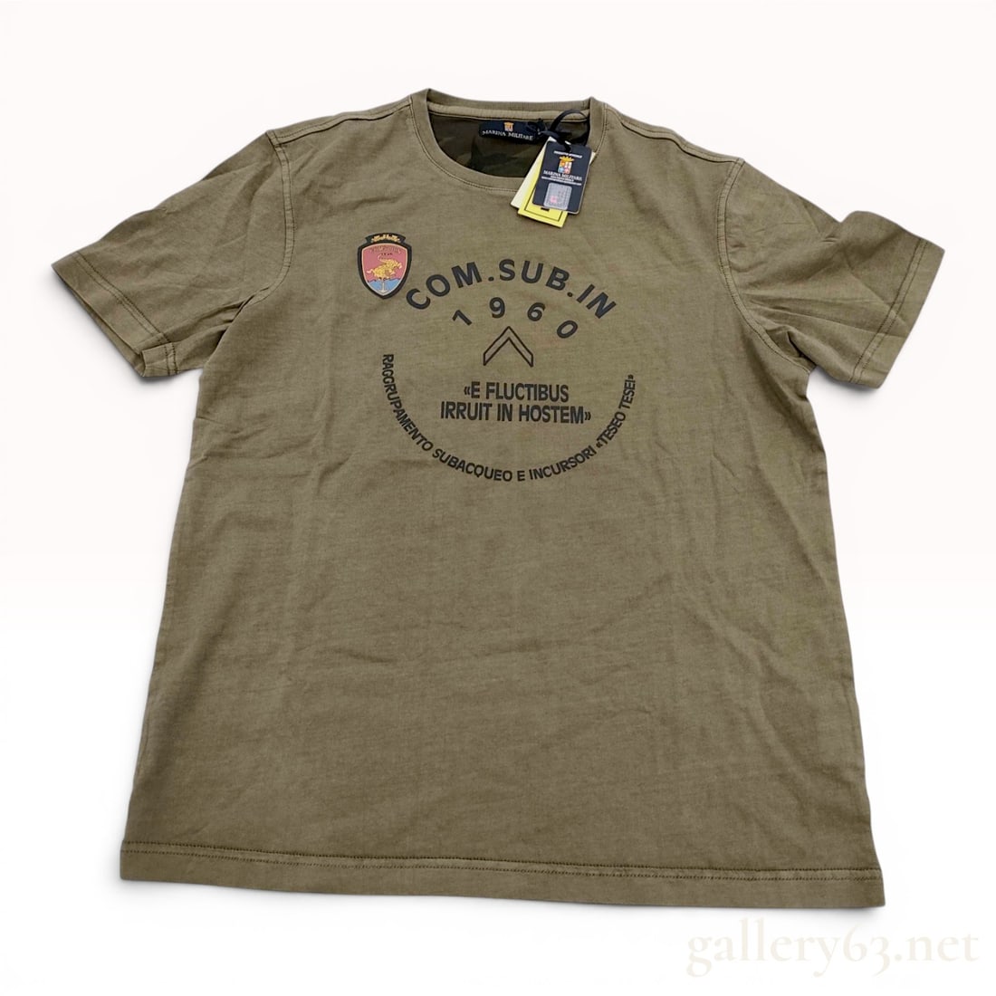 Marina Militare Panerai COMSUBIN Graphic T-Shirt and Branded Drawstring Bag: This short-sleeve olive green t-shirt is an officially licensed Marina Militare garment produced in collaboration with Panerai, commemorating the Italian Navy elite diving unit, COMSUBIN. The front fe