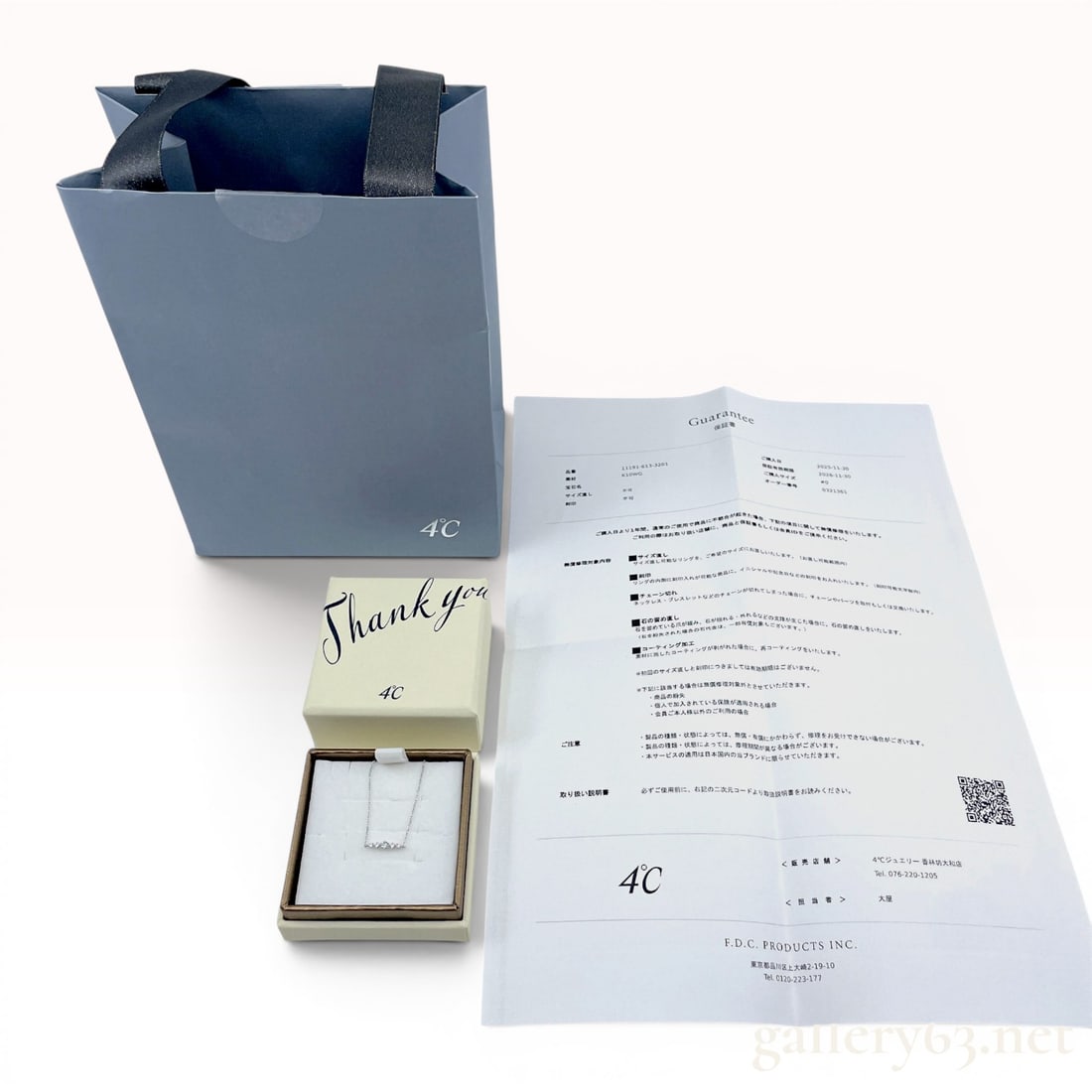 4Â°C 10 Karat White Gold Graduated Five-Stone Bar Pendant Necklace: A 10 karat white gold necklace by the Japanese jewelry brand 4Â°C. The piece features an integrated, horizontal bar-style pendant set with five graduated, round-cut faceted colorless stones. The sto