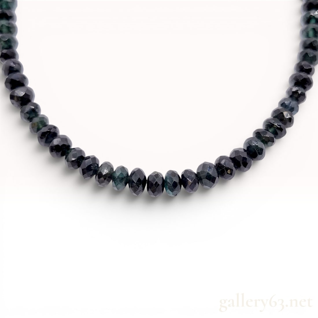 Faceted Tourmaline Bead Necklace with Platinum 850 Clasp: This necklace features a single strand of faceted rondelle gemstone beads exhibiting graduated shades of deep forest green, dark teal, and navy blue. The gemstones display natural color zoning and int