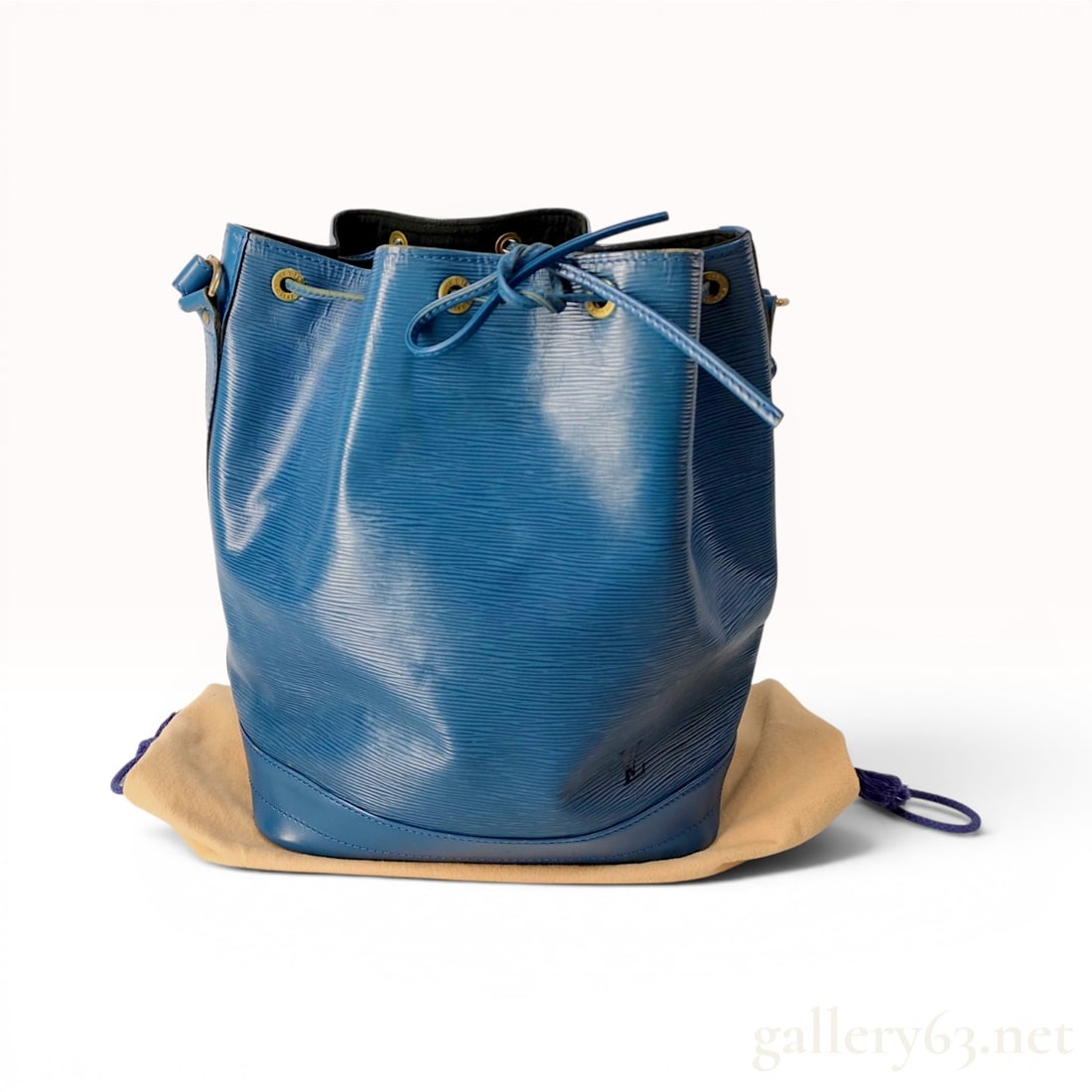 Louis Vuitton Toledo Blue Epi Leather Noe GM Bucket Bag: Louis Vuitton Noe GM bucket bag in Toledo Blue Epi leather. The bag features a textured linear surface, an adjustable leather shoulder strap, and a leather drawstring closure. It is trimmed with smoot