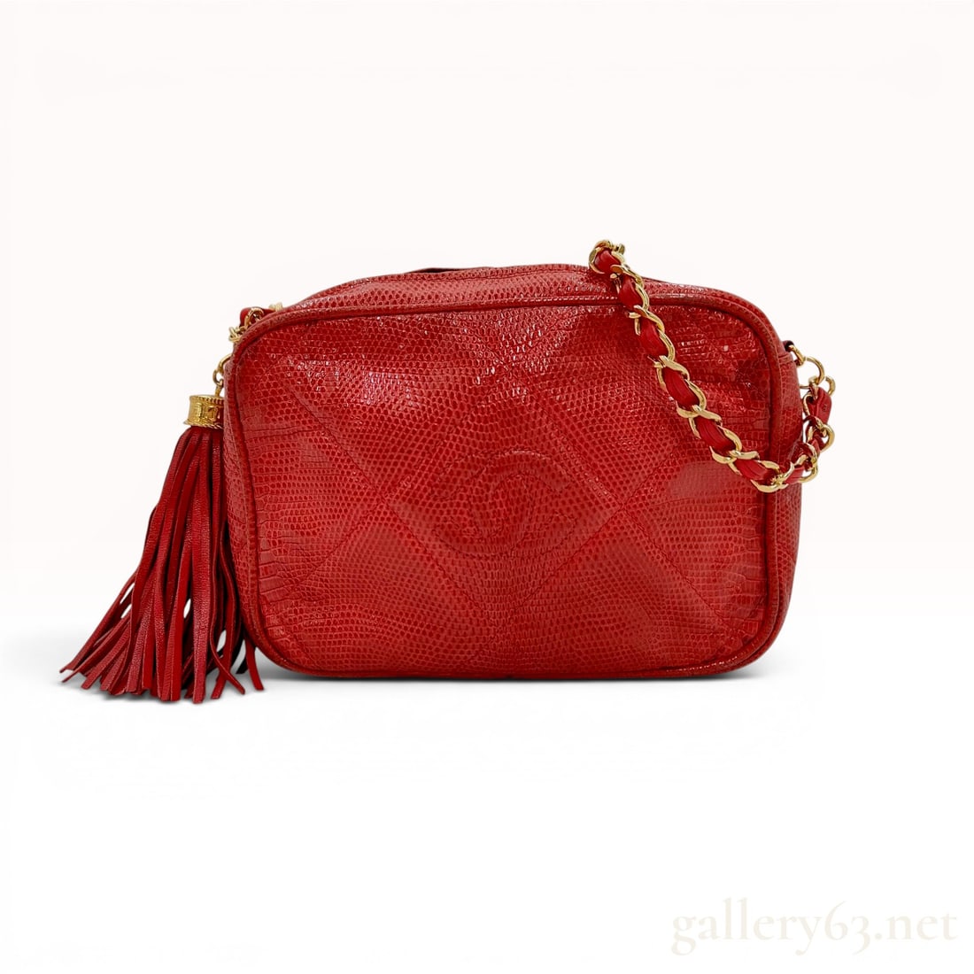 Chanel 0 Series Genuine Red Lizard Fringe Camera Shoulder Bag: This vintage shoulder bag is crafted from quilted red lizard skin and features an embossed interlocking CC logo on the front face. The bag is designed with a top zipper closure accented by a red leath
