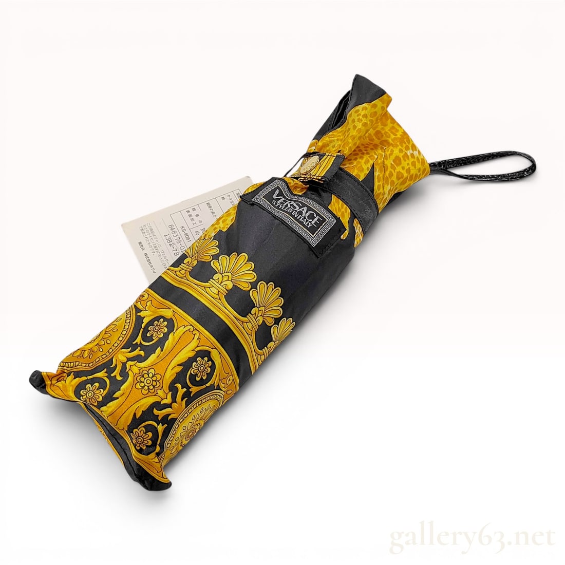 Gianni Versace Vintage Barocco and Leopard Print Folding Umbrella with Sleeve: A vintage Gianni Versace designer folding umbrella accompanied by a matching protective fabric sleeve. The synthetic canopy features a black ground decorated with a yellow and gold printed Barocco mot